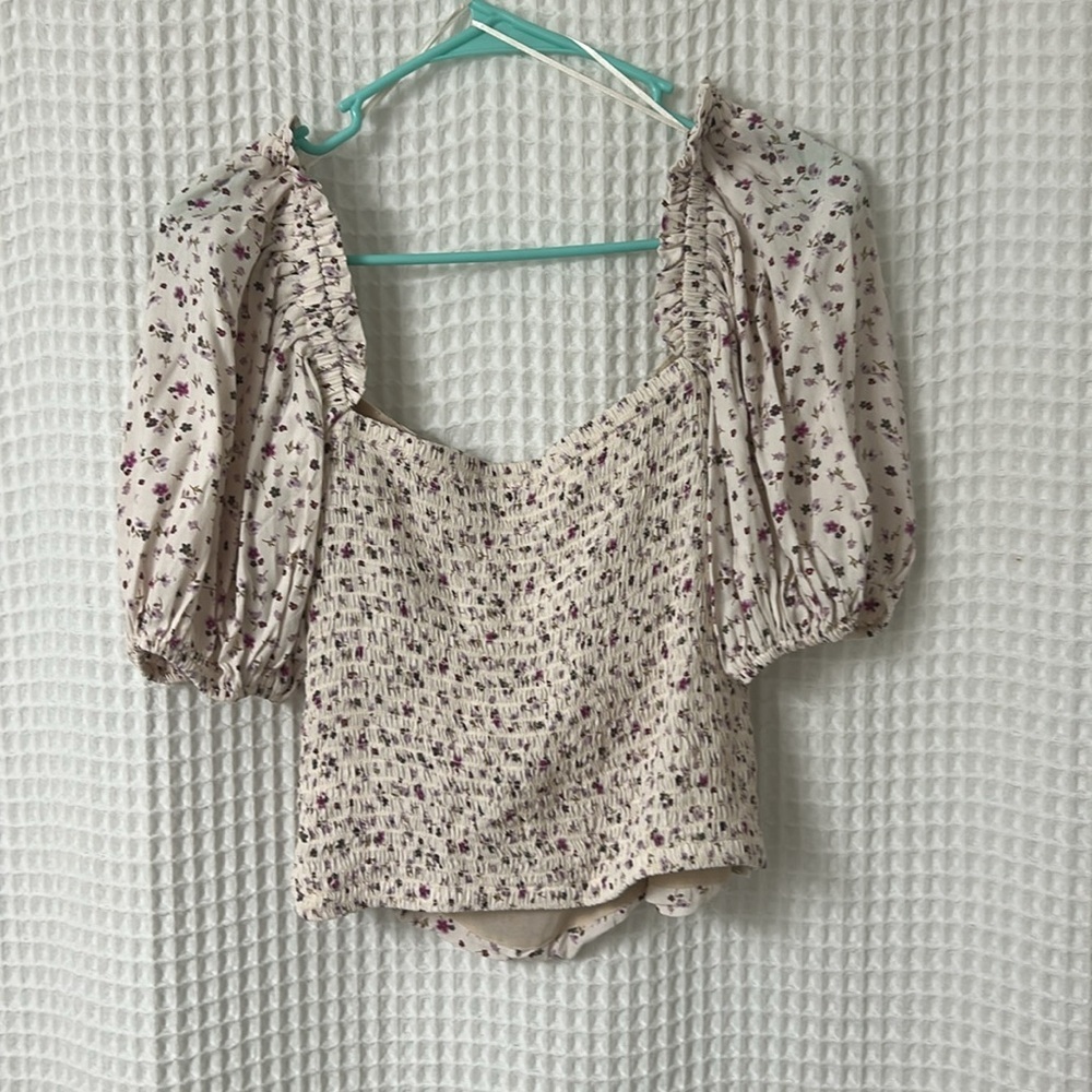 ASTR The Label Floral Ruched Puff Sleeve Top in Cream Lavender Ditsy Medium - Picture 9 of 10